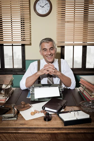 Büroangestellte sitzt am Schreibtisch — Stockfoto