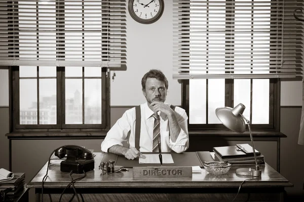 Direktor arbeitet am Schreibtisch — Stockfoto