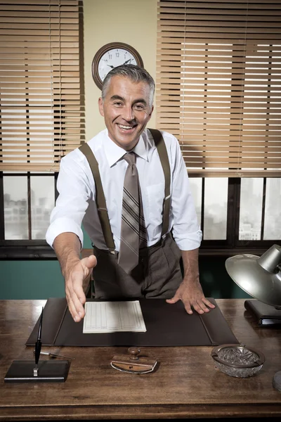 Geschäftsmann reicht Handschlag — Stockfoto