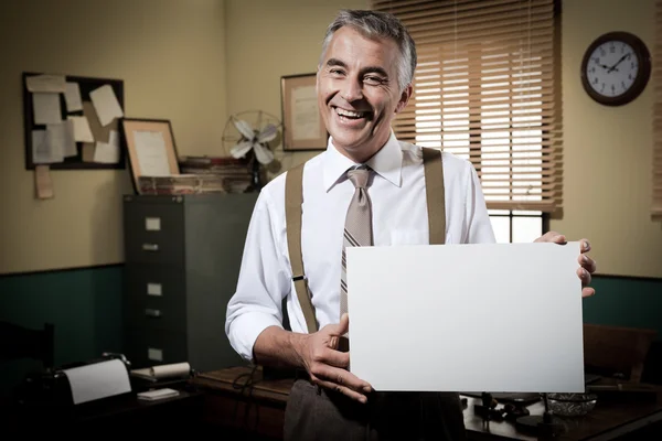 Zakenman houden een leeg teken — Stockfoto