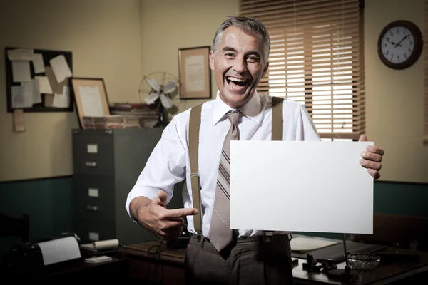 Zakenman houden een leeg teken — Stockfoto