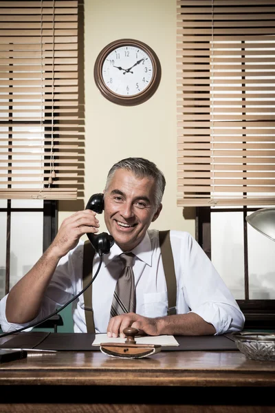 Empresário falando ao telefone — Fotografia de Stock