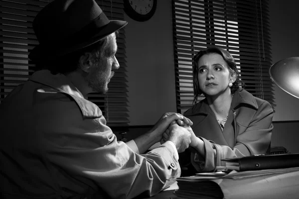 Detective comforting  scared woman — Stock Photo, Image