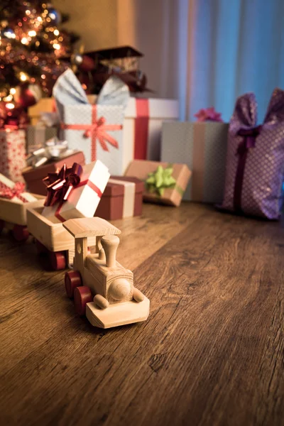 クリスマスのギフトを持つ木製の鉄道 — 图库照片