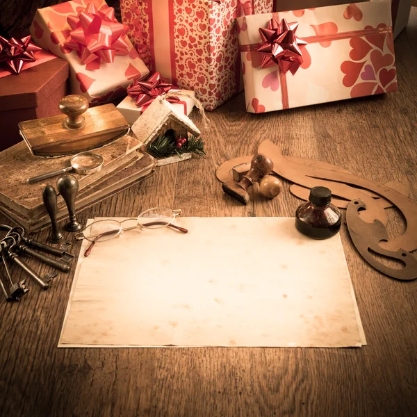 Старое письмо, очки и подарки — стоковое фото