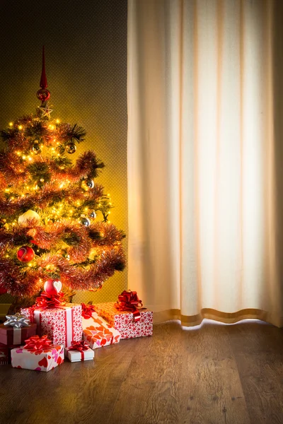 圣诞树和礼物在地板上. — 图库照片