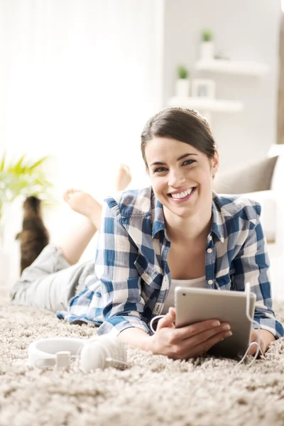 Woman lying down on carpet — Stock Photo, Image