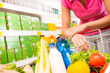 volledig winkelwagentje in de supermarkt