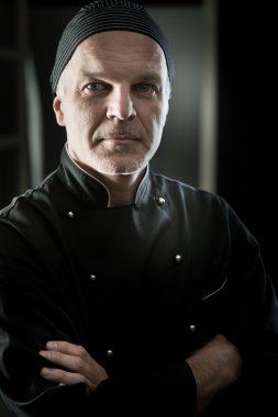 Şef geçti silah ile poz