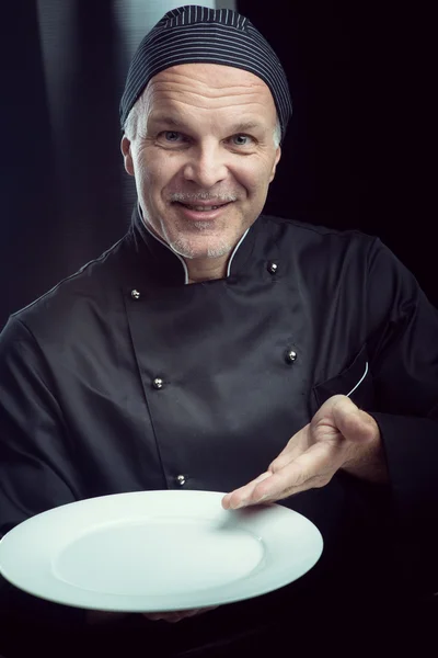 Šéfkuchař ukazující talíř — Stock fotografie