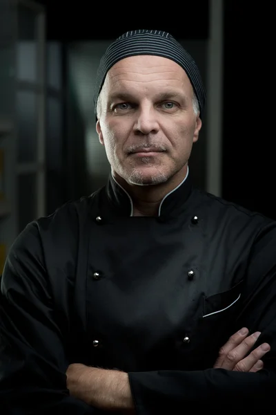 Chef posando com os braços cruzados — Fotografia de Stock