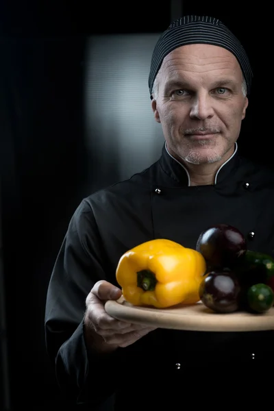 Chef che mostra verdure — Foto Stock