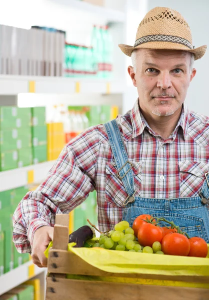 Agricultor segurando uma caixa de madeira — Fotografia de Stock