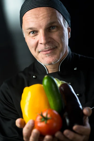 Chef montrant des légumes frais — Photo