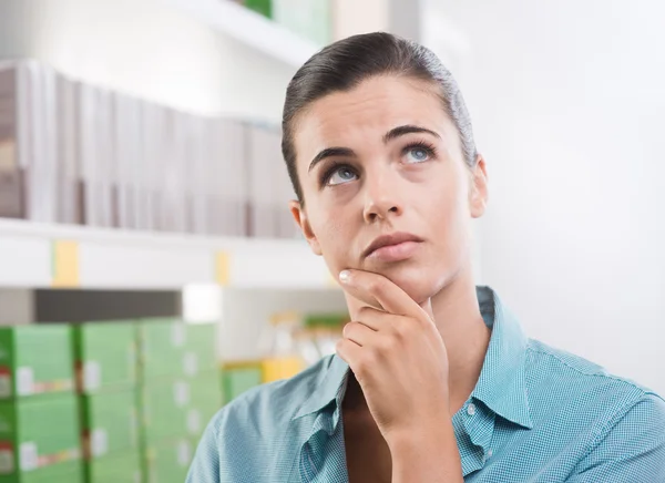 Mujer en la tienda mirando hacia arriba — Foto de Stock