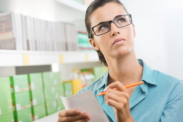 Vrouw bedrijf boodschappenlijstje — Stockfoto