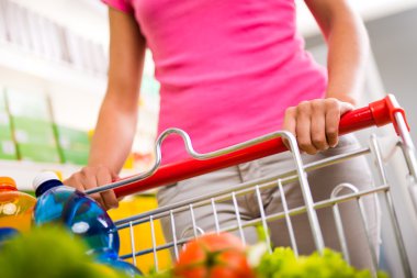 Süpermarkette alışveriş kadın