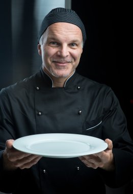 Bir tabak gösterilen Şef