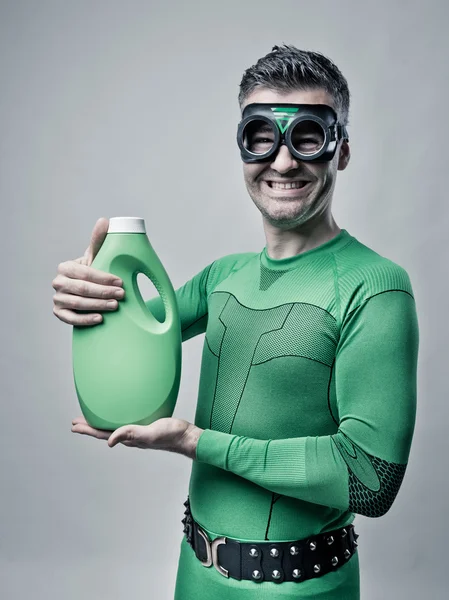 Superhéroe mostrando un eco-detergente para lavandería — Foto de Stock