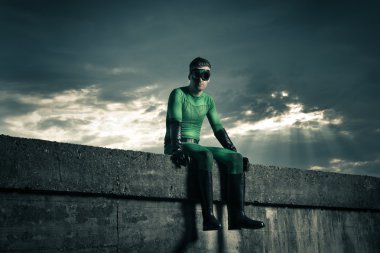 süper kahraman ile arka planda dramatik gökyüzü