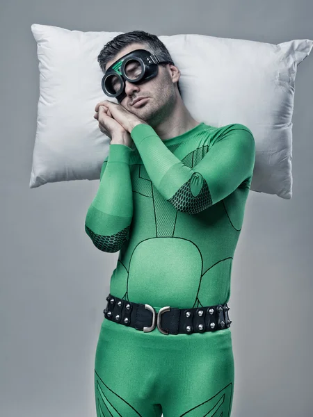 Superhjälte som sover på en kudde som svävar i luften — Stockfoto