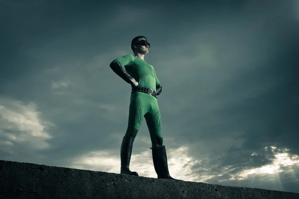 Pewni superbohatera stojący na ścianie — Zdjęcie stockowe