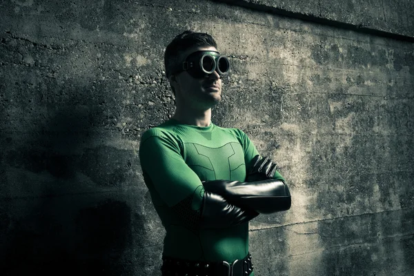 Säker superhjälte står med armarna korsade — Stockfoto