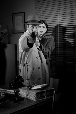 Dedektif silah bir genç kadını korumak