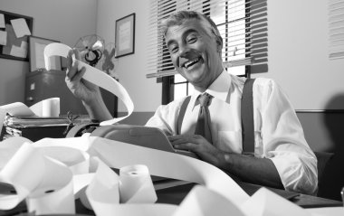 Faturaları tarafından çevrili neşeli vintage muhasebeci