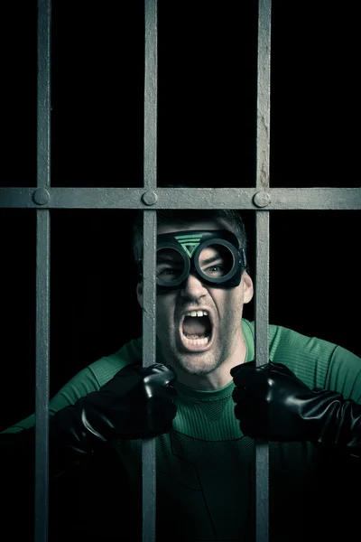 Супергерой заперт в тюрьме — стоковое фото