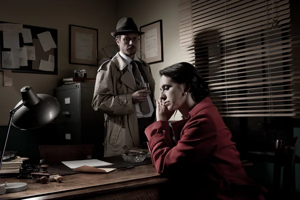 Detective entrevistando uma jovem mulher pensativa em seu escritório — Fotografia de Stock