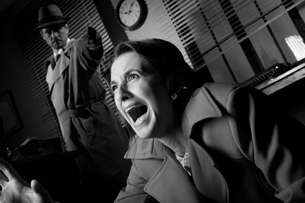 Detective pointing a gun to a terrified woman — Stock Photo, Image