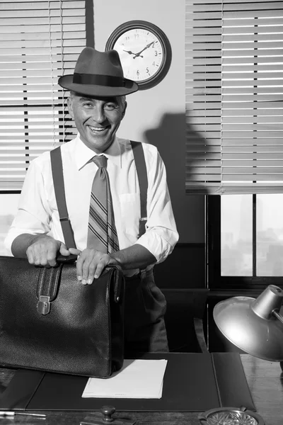 Hombre de negocios sonriente llegando a la oficina —  Fotos de Stock