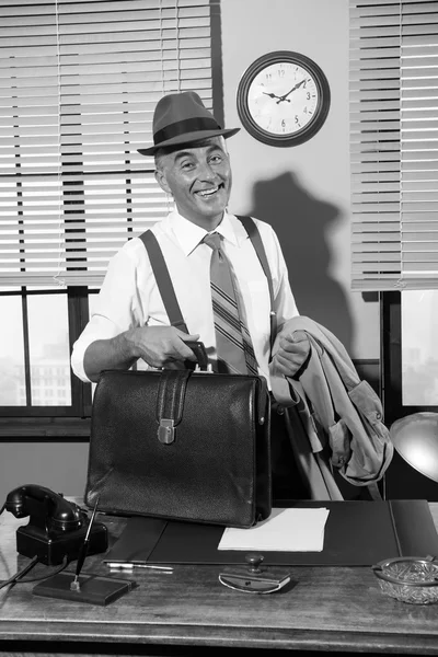 Hombre de negocios sonriente llegando a la oficina — Foto de Stock