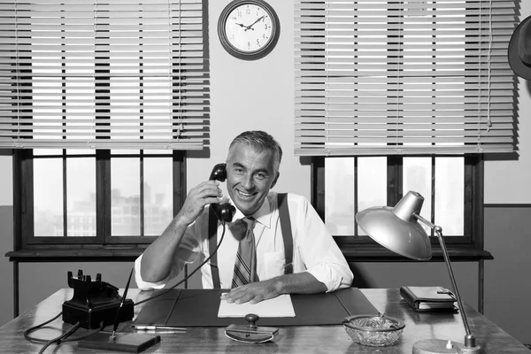 Jaren 1950 lachende zakenman aan de telefoon — Stockfoto