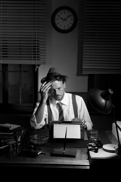 记者工作到深夜，在他的办公室抽烟 — 图库照片