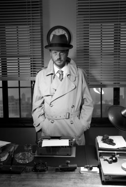 Ofisinde Vintage Dedektif ayakta