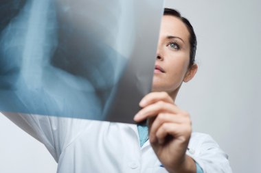 Kadın Doktor Röntgen incelenmesi