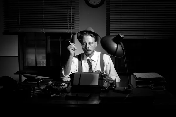 Retro reporter working late and smoking — Stock Photo, Image