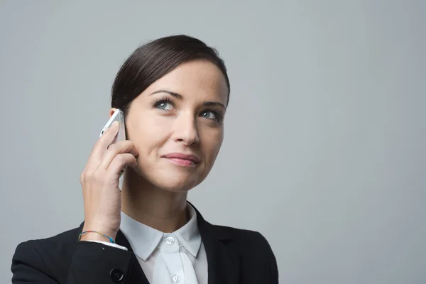 Mulher de negócios com celular — Fotografia de Stock