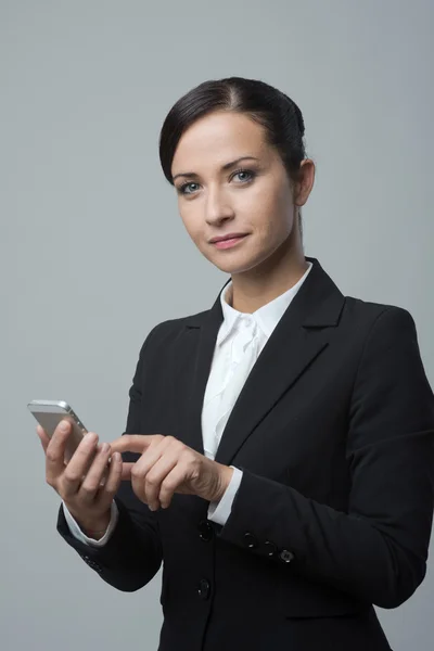 Geschäftsfrau mit Handy — Stockfoto