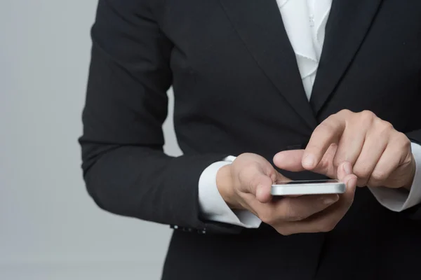 Donna d'affari utilizzando il telefono cellulare — Foto Stock