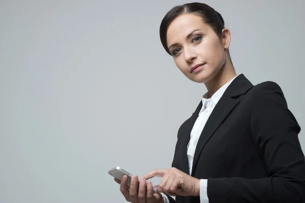 Affärskvinna med mobiltelefon — Stockfoto