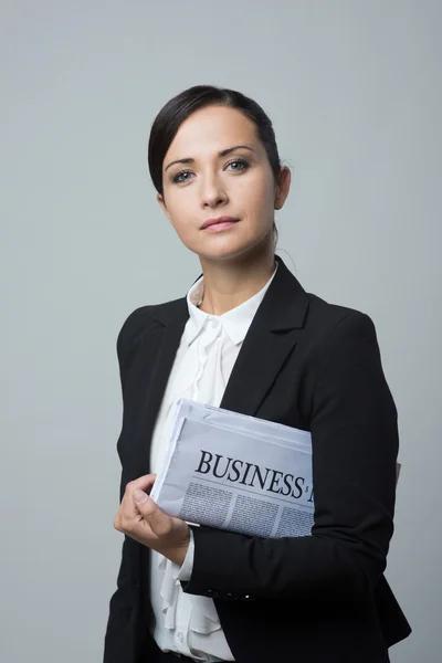 Бізнес-леді з фінансовою газетою — стокове фото