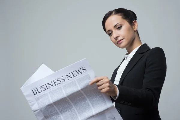 Geschäftsfrau mit Finanzzeitung — Stockfoto