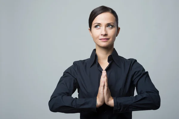 Femme d'affaires avec les mains jointes — Photo