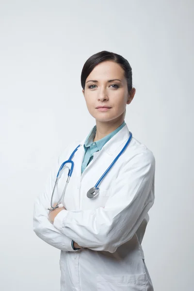 Kobieta lekarz ze skrzyżowanymi rękami — Zdjęcie stockowe