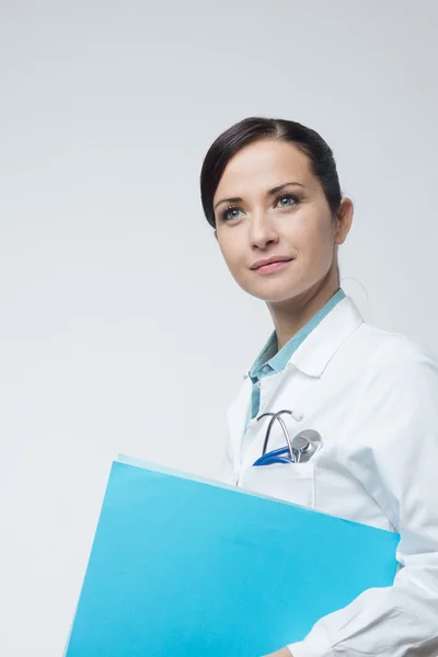 Sorridente medico femminile con file — Foto Stock