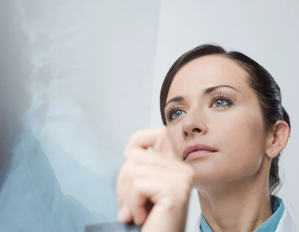 Medico donna che esamina i raggi X — Foto Stock