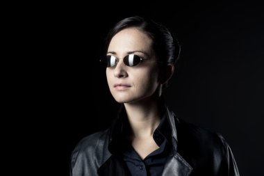 Kadın ajan siyah deri ceket